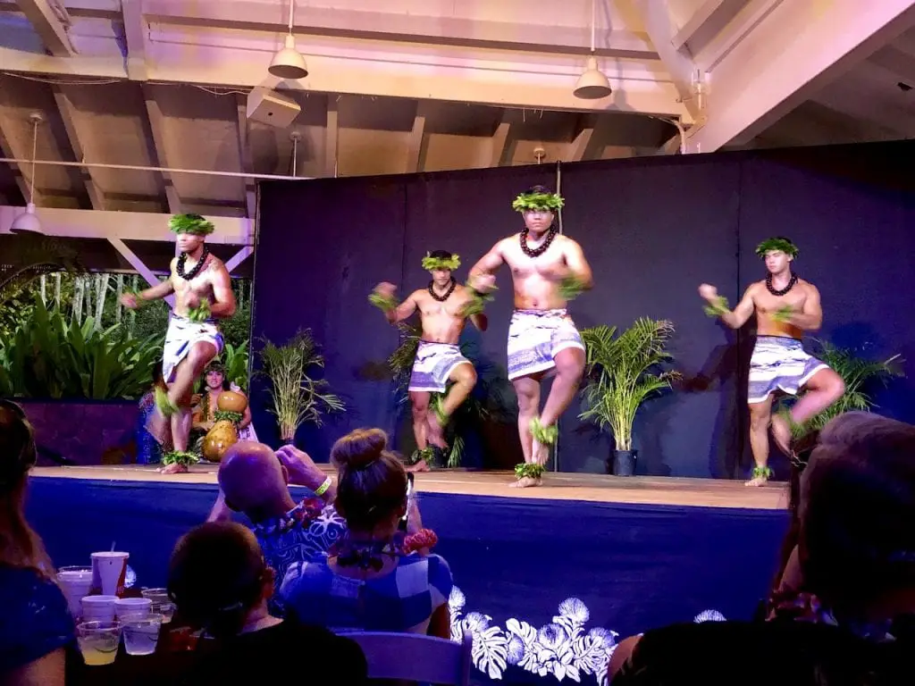 Toa Luau With Kids | Best family luau on Oahu, Hawaii | Best luau with kids | Hawaii with kids | Family activities in Hawaii | #familytravel #luau #hawaiianluau #oahufamilyactivities #toaluau #familytravelblog