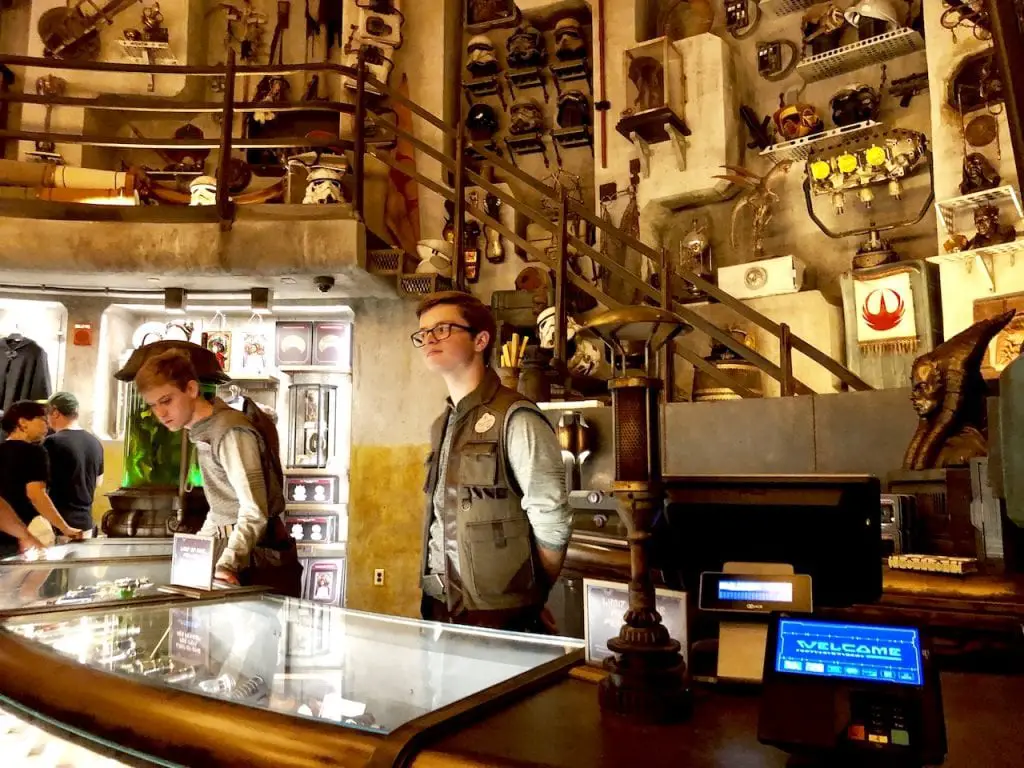 Star Wars: Galaxy's Edge at Disney's Hollywood Studios | Star Wars Land Disney World | Preview of Galaxy's Edge at Walt Disney World | Disney Mom | Disney Fan | #disneymom #starwars #starwarsland #starwarsgalaxysedge #hollywoodstudios #wdw #disneyshollywoodstudios