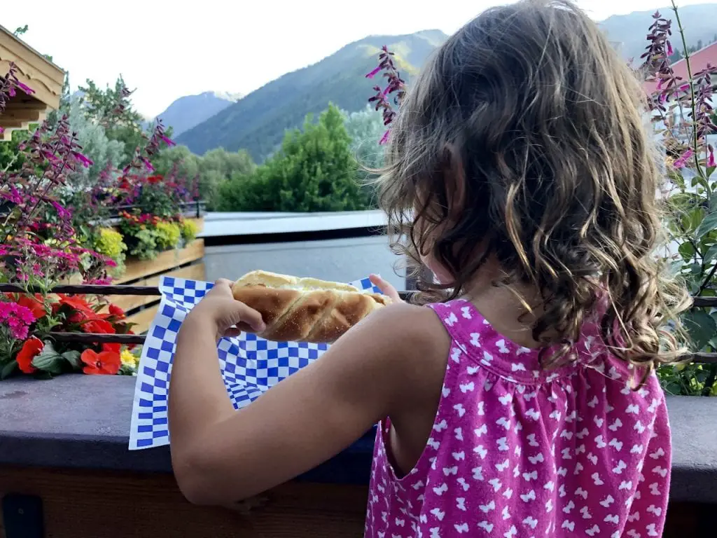 5 Tips For Picking The Best Restaurant While Traveling | Travel tips for finding the right restaurant | Family travel tips | Foodie travel tips | Traveling with kids | Picky eaters on vacation | #familytravel #foodietravel #restaurantpicking #traveltips #familytraveltips