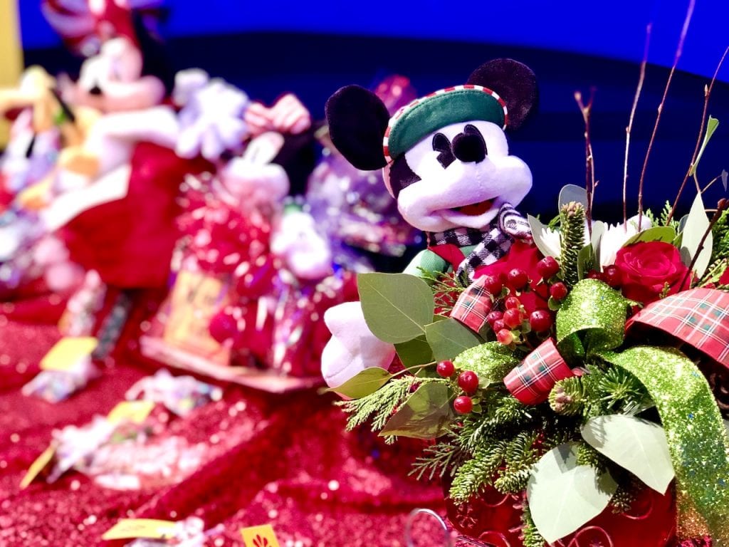 2019 Epcot's Festival of the Holidays | What to eat, what to do, what to see, what to shop at the Festival of the Holidays at Epcot | November 29 to December 30, 2019 | Epcot Holidays |  Walt Disney World Holidays | Festival of the HOlidays at Disney World | #epcotholidays #hosted #festivaloftheholidays #epcot #disneyworld #disneytips #disneyholidays 