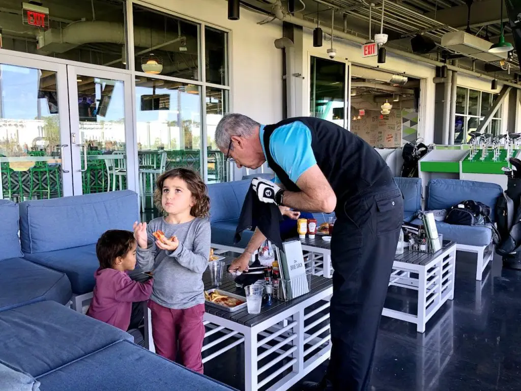 Family Fun at DriveShack Orlando | Golf, Eat, Play at DriveShack Orlando | Lake Nona, FL | Golf with kids | family travel | Orlando fun with kids | #familyfun #driveshack #driveshackorlando #drivingrange #golfwithkids