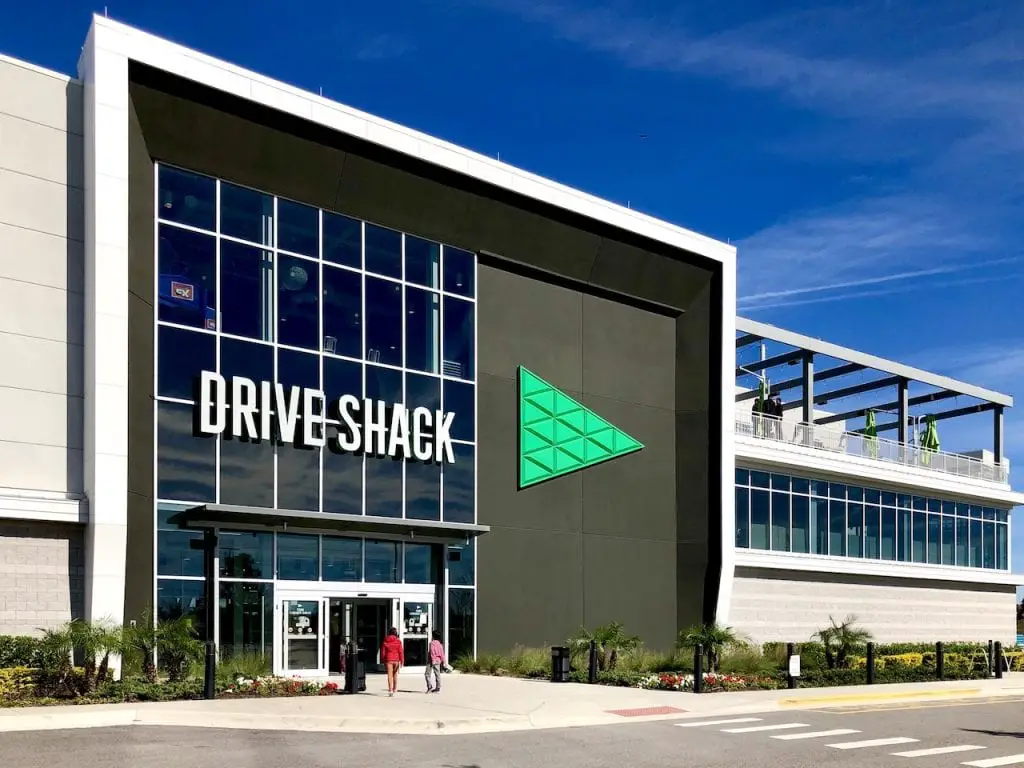 Family Fun at DriveShack Orlando | Golf, Eat, Play at DriveShack Orlando | Lake Nona, FL | Golf with kids | family travel | Orlando fun with kids | #familyfun #driveshack #driveshackorlando #drivingrange #golfwithkids