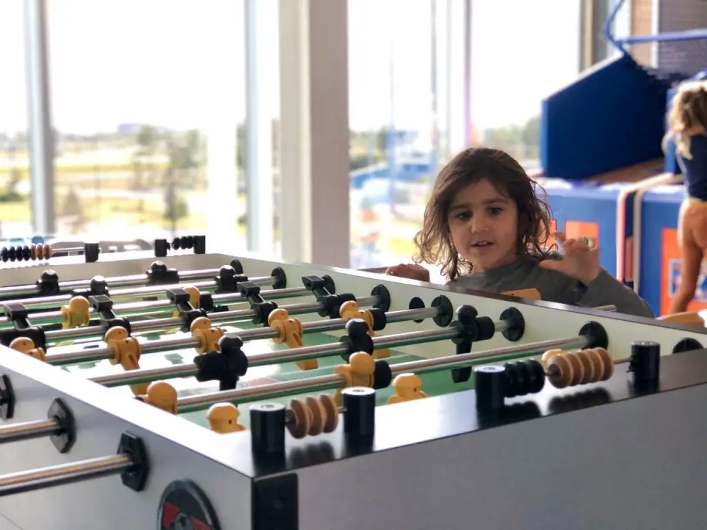 Family Fun at DriveShack Orlando | Golf, Eat, Play at DriveShack Orlando | Lake Nona, FL | Golf with kids | family travel | Orlando fun with kids | #familyfun #driveshack #driveshackorlando #drivingrange #golfwithkids