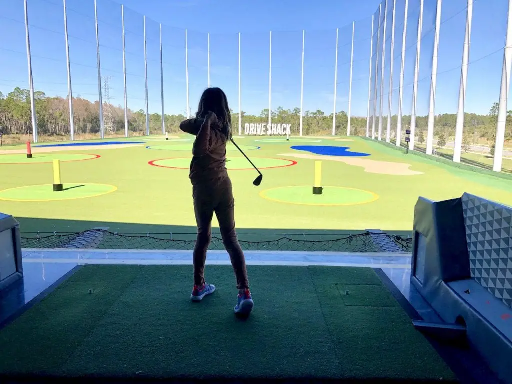 Family Fun at DriveShack Orlando | Golf, Eat, Play at DriveShack Orlando | Lake Nona, FL | Golf with kids | family travel | Orlando fun with kids | #familyfun #driveshack #driveshackorlando #drivingrange #golfwithkids